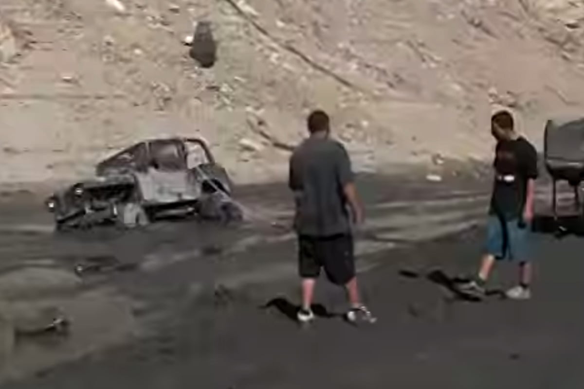 Video: How To Not Get A Jeep Unstuck From The Mud