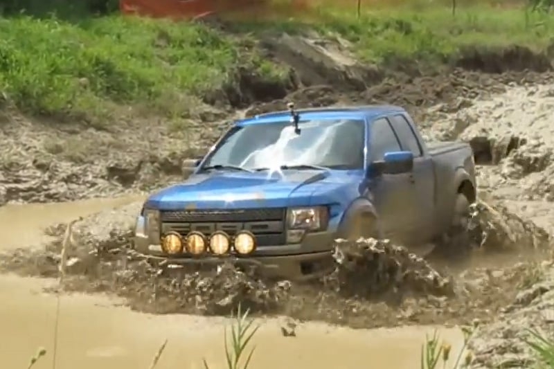  Vea un pantano de lodo Ford Raptor de serie con los chicos grandes