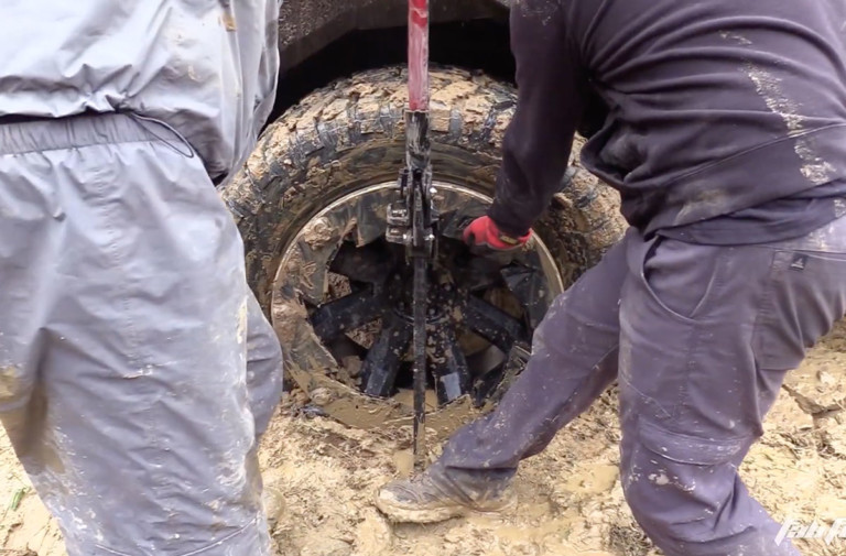 Fixing A Debeaded Tire In The Mud With Fab Fours Wheel Rings