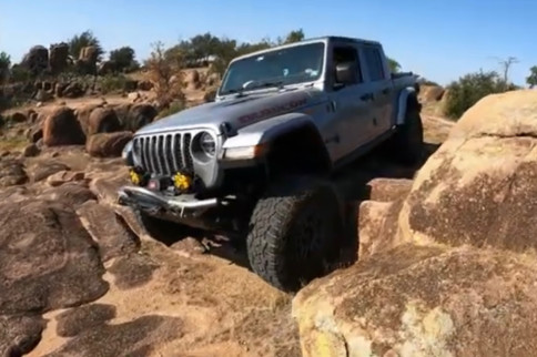 Video: 2020 Jeep Gladiator Off-Roading Adventure Ends with JK Rescue